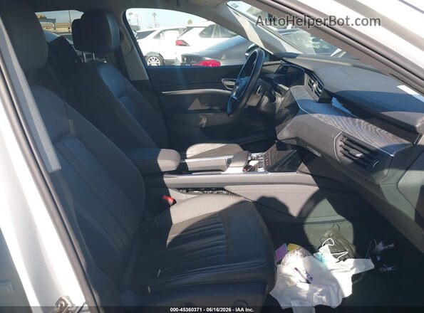 WA1LAAGE7MB001300 2021 AUDI E-TRON White Вид салону спереду