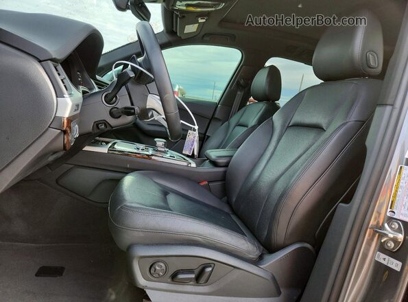 WA1LHAF73KD038988 2019 AUDI Q7 Gray Вид салону спереду