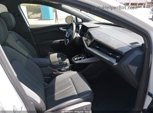 WA1LUBFZ1RP060323 2024 AUDI Q4 White Widok wnętrza z przodu