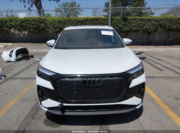 WA1LUBFZ1RP060323 2024 AUDI Q4 White Widok wnętrza z tyłu