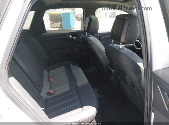 WA1LUBFZ1RP060323 2024 AUDI Q4 White Widok naklejki z numerem VIN