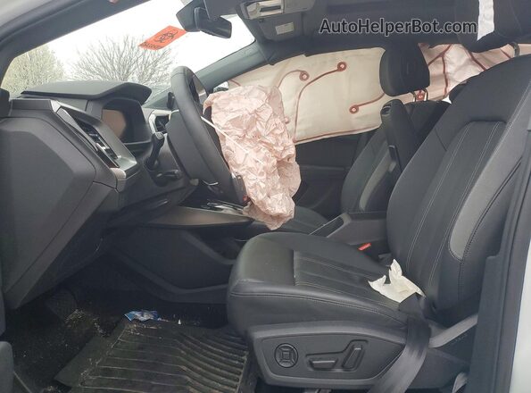 WA1LUBFZ7RP064859 2024 AUDI Q4 White Widok wnętrza z przodu