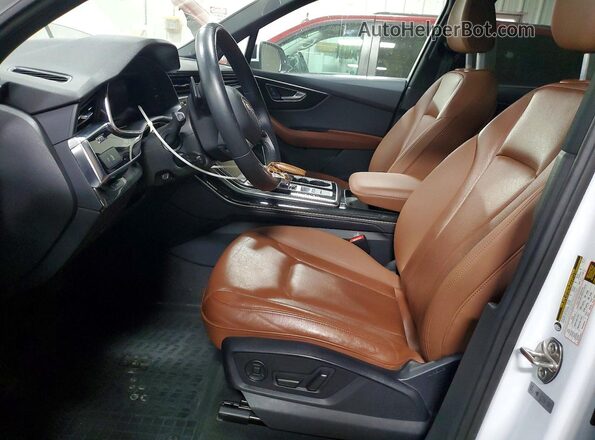 WA1LXAF77MD011802 2021 AUDI Q7 White Вид салону спереду