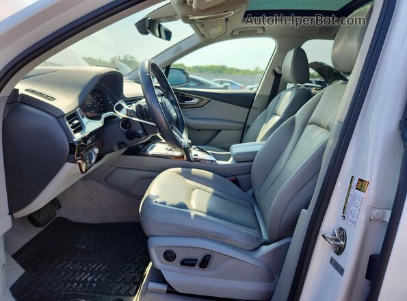 WA1VAAF72JD016234 2018 AUDI Q7 White Front interior view