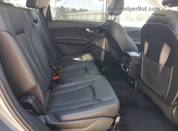 WA1VAAF73JD015562 2018 AUDI Q7 Gray Widok wnętrza z tyłu