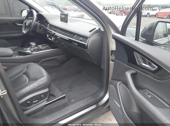 WA1VAAF74HD001096 2017 AUDI Q7 Gray Front interior view