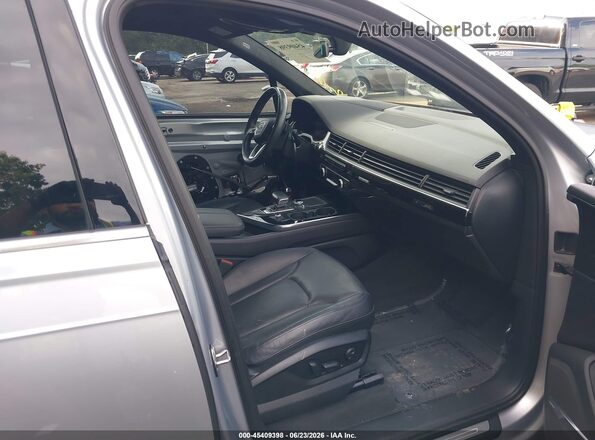 WA1VAAF76JD019024 2018 AUDI Q7 Silver Front interior view