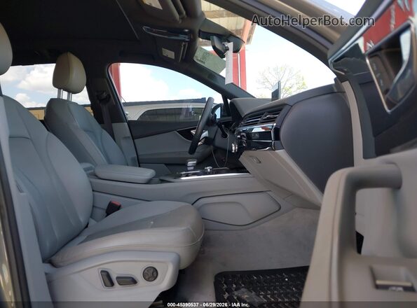 WA1VAAF77JD030968 2018 AUDI Q7 Silver Widok wnętrza z przodu