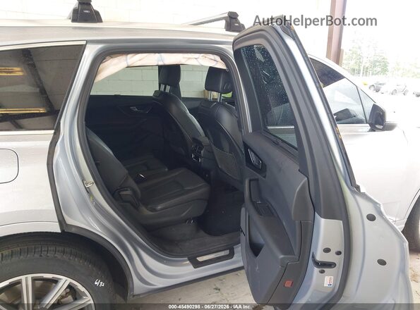 WA1VAAF77JD048239 2018 AUDI Q7 Silver Вид наклейки з VIN-кодом