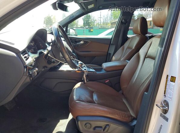 WA1VAAF79HD033316 2017 AUDI Q7 White Вид салону спереду