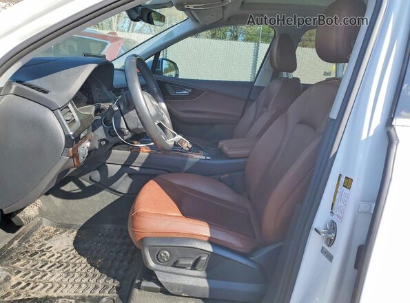 WA1VAAF7XJD027823 2018 AUDI Q7 White წინა სალონის ხედი