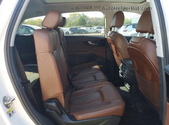 WA1VAAF7XJD027823 2018 AUDI Q7 White უკანა სალონის ხედი