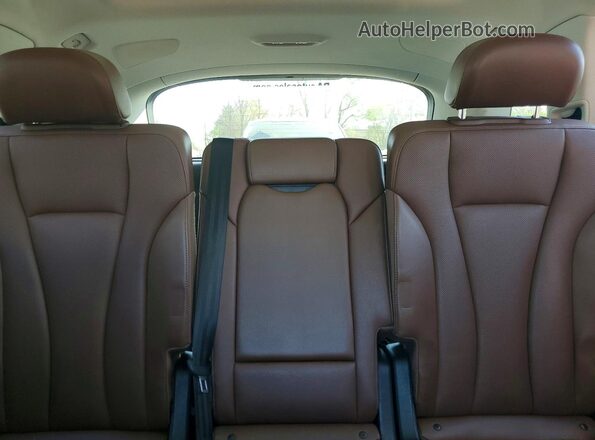 WA1VAAF7XJD027823 2018 AUDI Q7 White უკანა სავარძლების ხედი