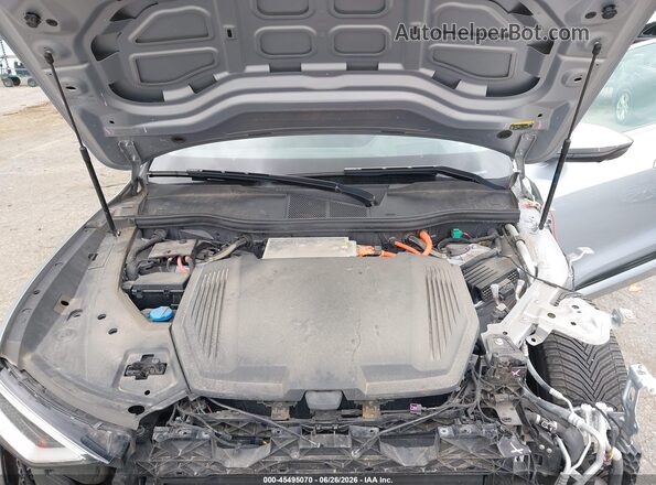 WA1VAAGE6KB024895 2019 AUDI E-TRON Silver Вид ззаду