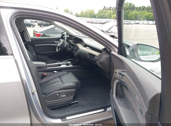WA1VAAGE6KB024895 2019 AUDI E-TRON Silver Вид салону спереду
