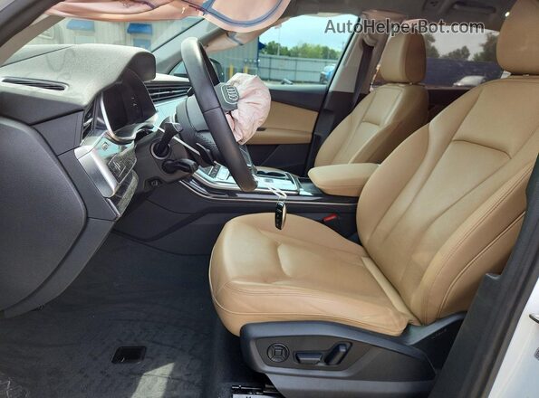 WA1VXBF74ND001809 2022 AUDI Q7 White Vista interior delantera