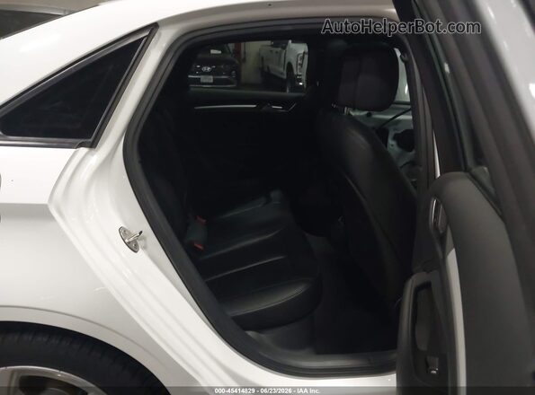 WAUAUGFF9K1010825 2019 AUDI A3 White VIN կոդի պիտակի տեսք