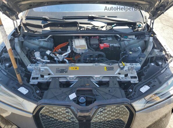 WB523CF02RCP69034 2024 BMW IX Gray Widok komory silnika