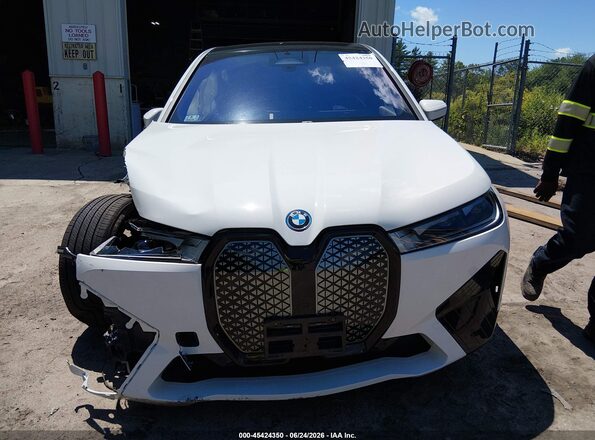 WB523CF05SCU31200 2025 BMW IX White Вид задньої частини салону