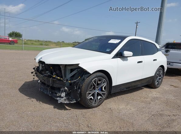 WB523CF0XPCM24038 2023 BMW IX White Առջևի ձախ երեք քառորդ տեսարան