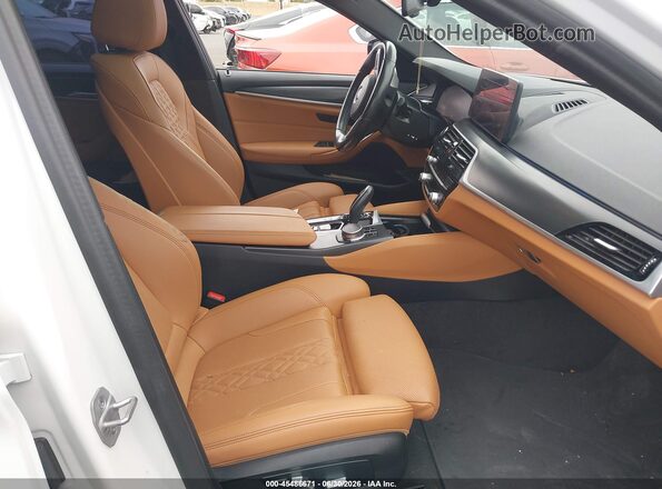 WBA13AG08PCM25608 2023 BMW 5 SERIES White Widok wnętrza z przodu