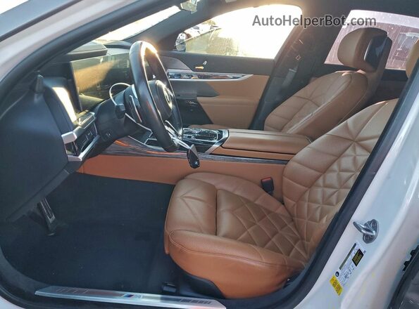 WBA23EH03PCM28457 2023 BMW 7 SERIES Gray Vista interior delantera