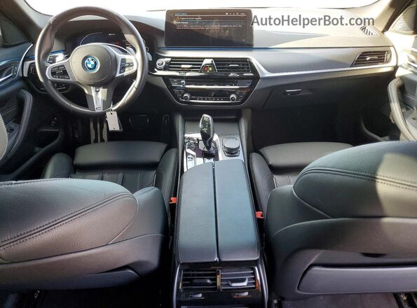 WBA33AG0XPCM01495 2023 BMW 5 SERIES White Вид панелі приладів