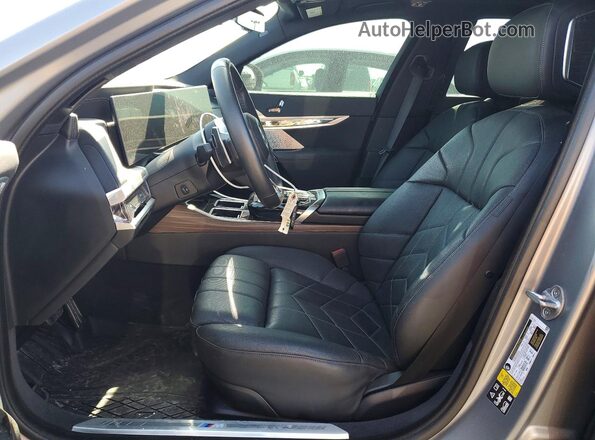 WBA33EJ0XPCM54214 2023 BMW 7 SERIES Silver წინა სალონის ხედი