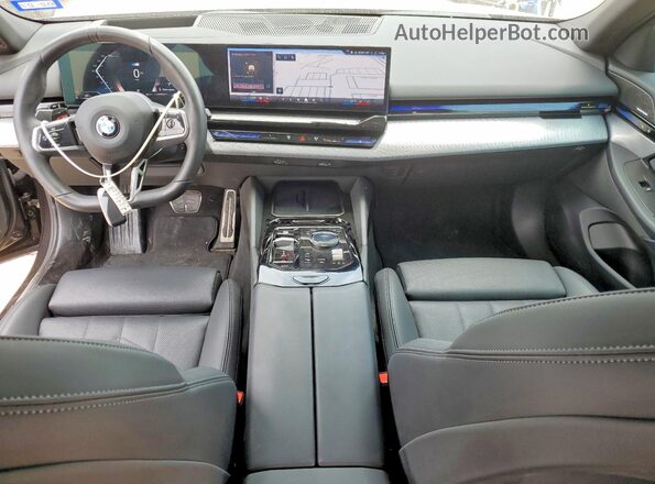 WBA43FJ00SCU14680 2025 BMW 5 SERIES Черный Вид панели приборов