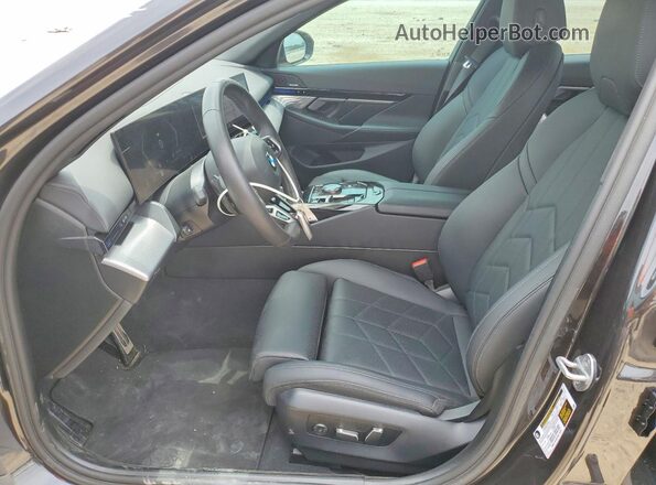 WBA43FJ00SCU14680 2025 BMW 5 SERIES Черный Вид салона спереди
