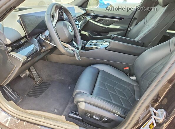 WBA43FJ01SCU59689 2025 BMW 5 SERIES Gray წინა სალონის ხედი
