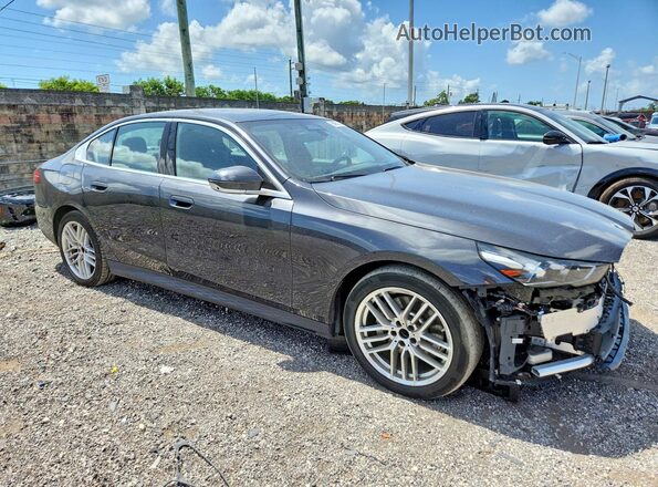WBA43FJ01SCU59689 2025 BMW 5 SERIES Gray წინა მარჯვენა