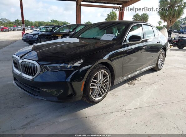 WBA43FJ05SCU73241 2025 BMW 5 SERIES Черный Передняя левая четверть