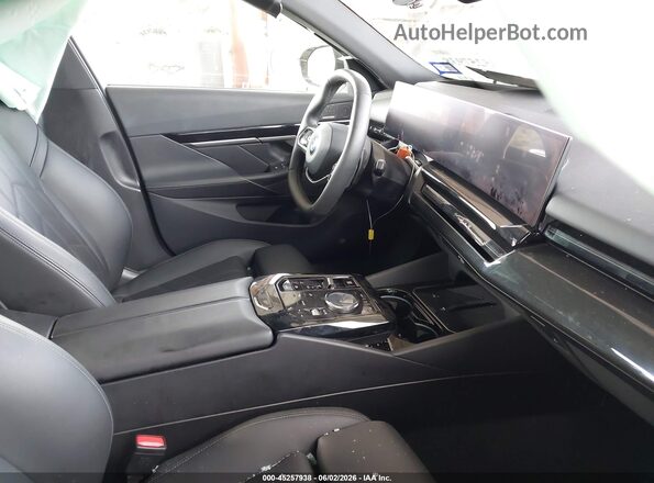 WBA43FJ05SCU73241 2025 BMW 5 SERIES Черный Вид салона спереди