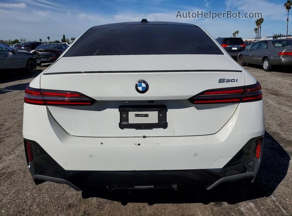 WBA43FJ07RCS27365 2024 BMW 5 SERIES White Вид ззаду