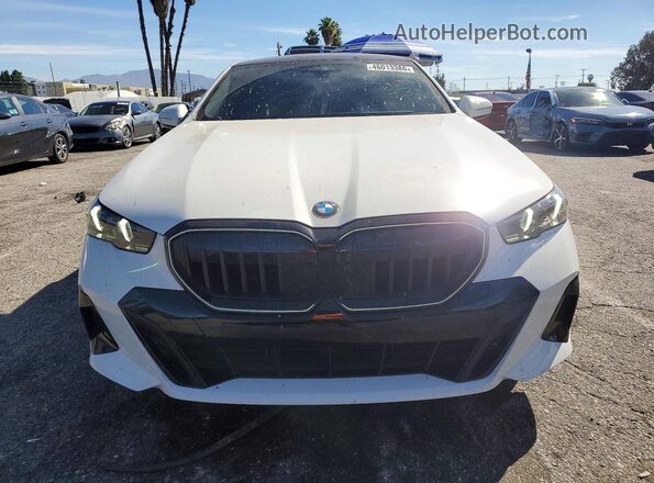 WBA43FJ07RCS27365 2024 BMW 5 SERIES White Вид спереду