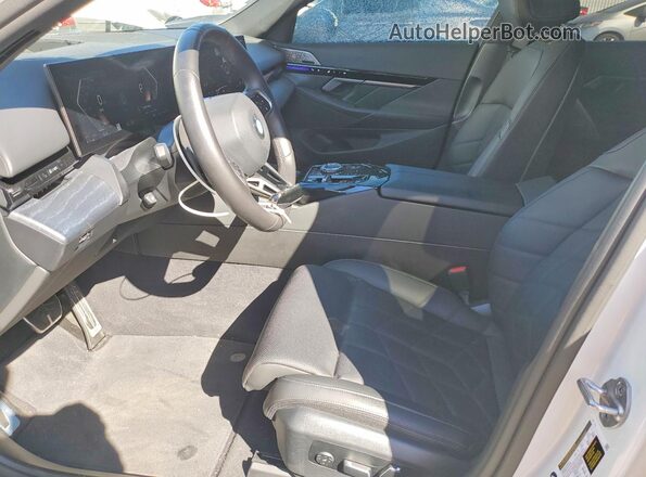 WBA43FJ07RCS27365 2024 BMW 5 SERIES White Вид салону спереду