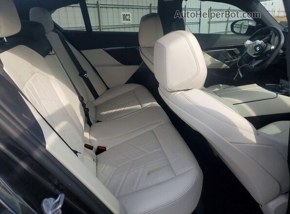 WBA43FJ07SCU32819 2025 BMW 5 SERIES Black Հետևի նստատեղերի տեսք