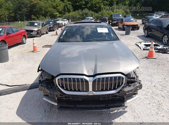 WBA43FJ09RCS37850 2024 BMW 5 SERIES Gold Вид задньої частини салону