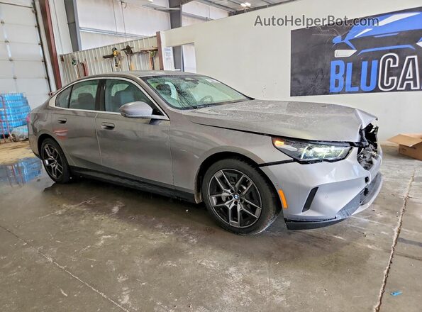 WBA43FJ09TCV65373 2026 BMW 5 SERIES Silver Передня права чверть