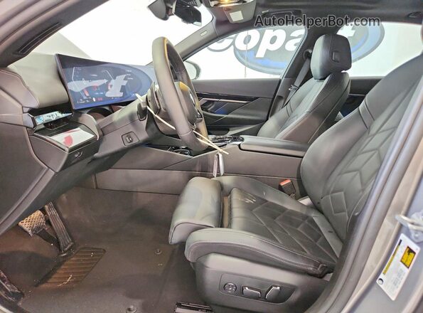 WBA43FJ09TCV65373 2026 BMW 5 SERIES Silver Вид салону спереду