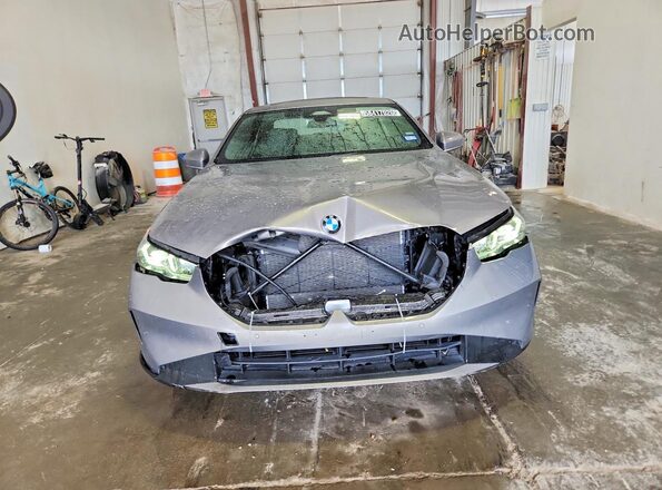 WBA43FJ09TCV65373 2026 BMW 5 SERIES Silver Вид спереду