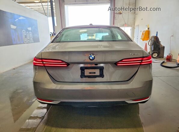 WBA43FJ09TCV65373 2026 BMW 5 SERIES Silver Вид ззаду