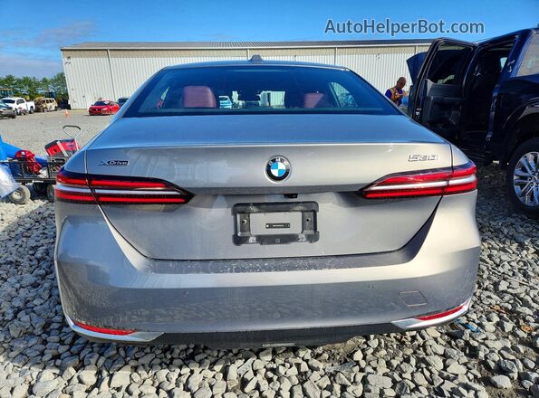 WBA53FJ01RCS51066 2024 BMW 5 SERIES Silver Вид ззаду