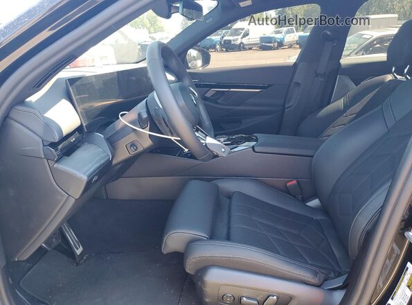 WBA53FJ04RCS67004 2024 BMW 5 SERIES Черный Вид салона спереди