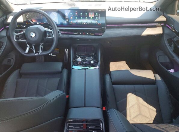 WBA53FJ04RCS67004 2024 BMW 5 SERIES Черный Вид панели приборов