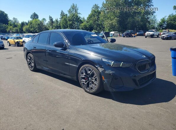 WBA53FJ04RCS67004 2024 BMW 5 SERIES Черный Передняя правая четверть
