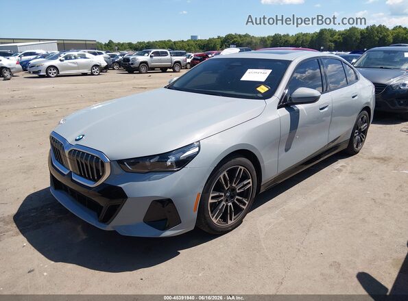 WBA53FJ05RCT09096 2024 BMW 5 SERIES Gray Առջևի ձախ երեք քառորդ տեսարան