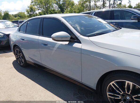 WBA53FJ05RCT09096 2024 BMW 5 SERIES Gray Սալոնի հետևի տեսք