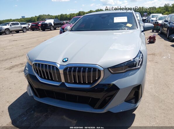 WBA53FJ05RCT09096 2024 BMW 5 SERIES Gray Սարքավորումների վահանակի տեսք